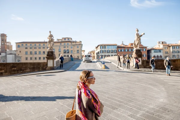 Mujer Joven Elegante Caminando Cerca Del Puente Santísima Trinidad Ciudad —  Fotos de Stock