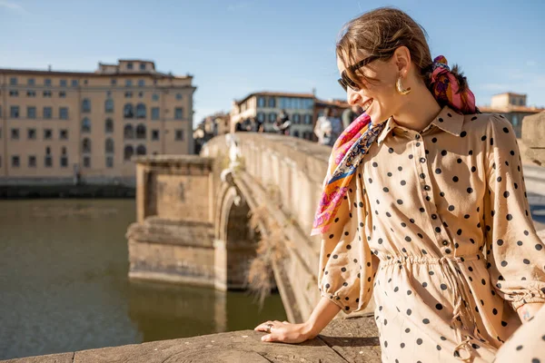 Молодая Женщина Сидящая Берегу Реки Арно Путешествует Старому Городу Флоренции — стоковое фото