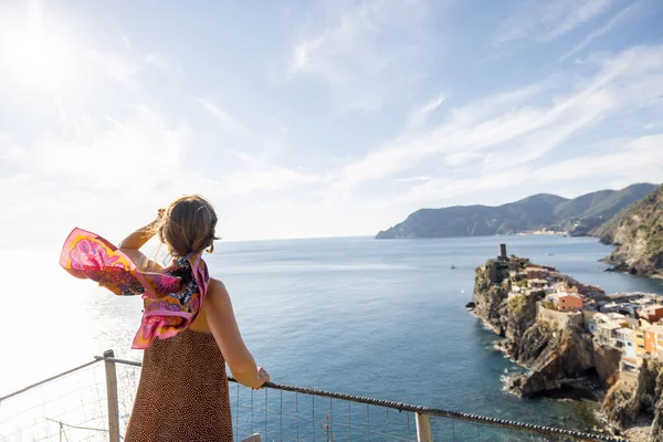 在意大利西北部著名的Cinque Terre小镇 妇女们与古老的Vernazza村一起欣赏美丽的海岸线风景 关于地中海沿岸概念的暑假 — 图库照片