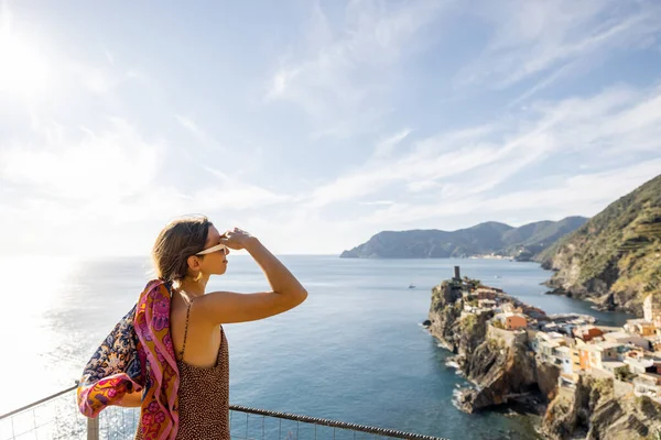 Žena Krásnou Krajinu Pobřeží Starou Vesnicí Vernazza Která Cestuje Slavnými — Stock fotografie