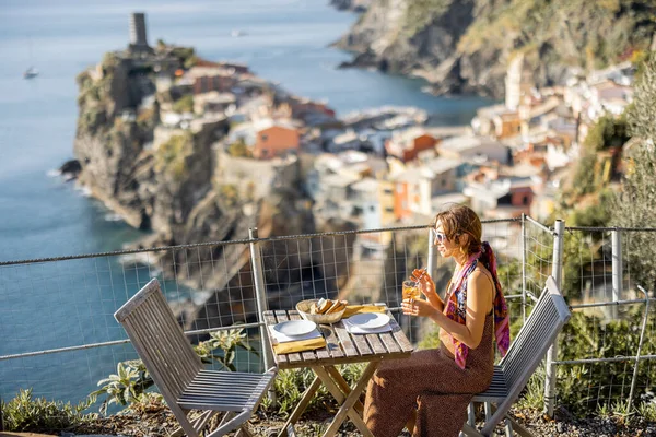 Donna Seduta Ristorante All Aperto Con Bellissimo Paesaggio Costiero Vernazza — Foto Stock