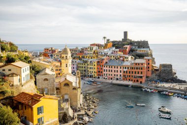 Güneşli bir günde İtalya 'nın Vernazza köyündeki sahil ve körfezin havadan manzarası. İtalya 'nın kuzeybatısındaki Cinque Terre bölgesinde ünlü bir kasaba. Seyahat eden İtalyan simgeleri konsepti