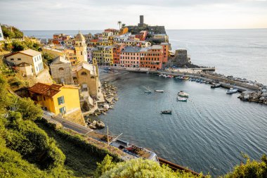Güneşli bir günde İtalya 'nın Vernazza köyündeki sahil ve körfezin havadan manzarası. İtalya 'nın kuzeybatısındaki Cinque Terre bölgesinde ünlü bir kasaba. Seyahat eden İtalyan simgeleri konsepti