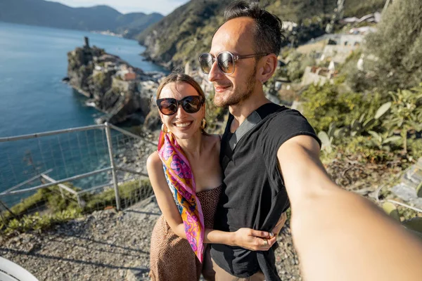 Selfie Foto Eines Paares Vor Dem Hintergrund Der Mittelmeerküste Italien — Stockfoto