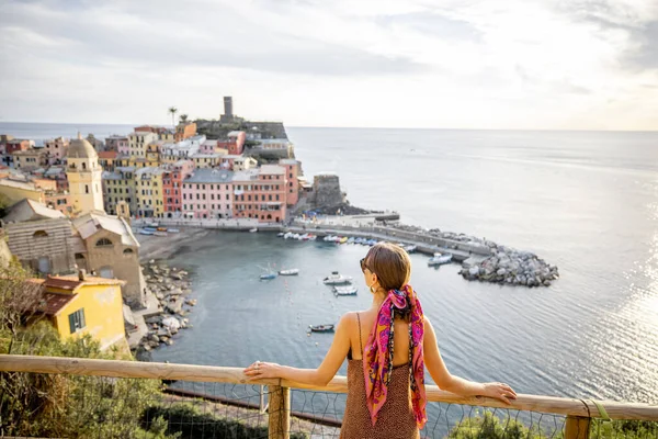 在意大利西北部著名的Cinque Terre小镇 妇女们与古老的Vernazza村一起欣赏美丽的海岸线风景 关于地中海沿岸概念的暑假 — 图库照片