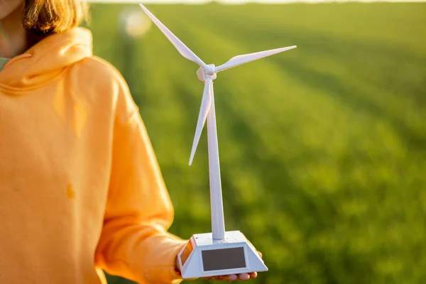 Persoon Houdt Speelgoed Wind Generator Groene Veld Achtergrond Bij Zonsondergang — Stockfoto
