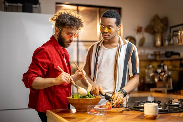 Twee Fel Geklede Jongens Die Plezier Hebben Terwijl Samen Salade — Stockfoto