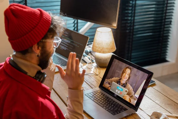 Snygg Man Röd Hatt Med Videosamtal Med Kvinnlig Kollega Medan — Stockfoto