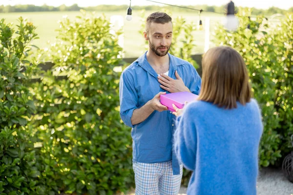 Mannen Ger Gåva Rosa Låda Till Sin Kvinna Firar Årsdagen — Stockfoto