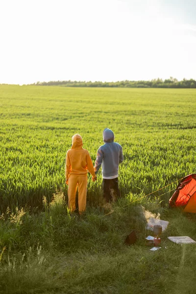 Genç Çift Doğada Çadır Kurarken Gün Batımının Güzel Manzarasının Tadını — Stok fotoğraf