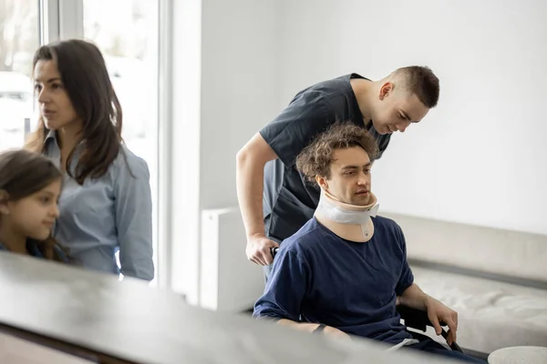 Ungdomar Lobbyn Kliniken Rehabilitolog Som Tar Hand Patienten Rullstol Kvinna — Stockfoto