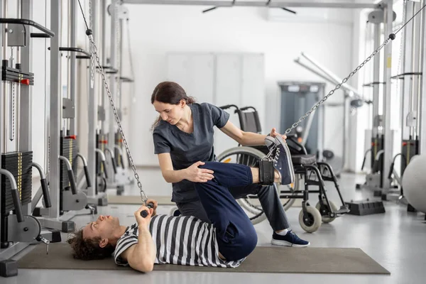 Rehabilitation Specialist Helps Guy Exercise Decompression Simulator Recovery Injury Wheelchair — Stock Photo, Image