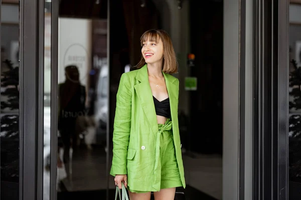 Yeşil Kostümlü Şık Bir Kadını Lüks Otelden Çıkıyor Seyahati Tarz — Stok fotoğraf