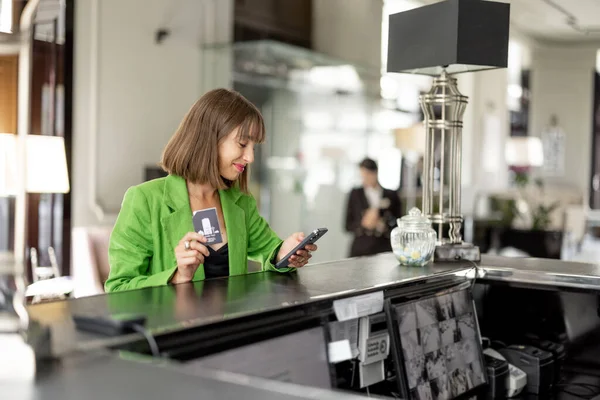 Mladá Stylová Obchodní Žena Stojí Telefonem Recepci Luxusního Hotelu Žena — Stock fotografie