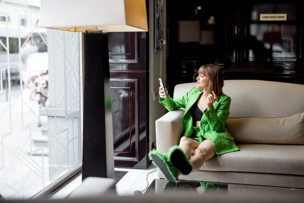 Stylová Žena Zeleném Kostýmu Mají Video Hovor Telefonu Zatímco Sedí — Stock fotografie