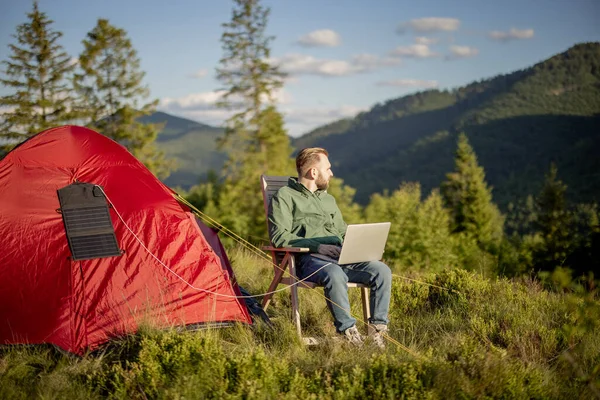 Man Works Laptop While Traveling Tent Mountains Charging Computer Portable — Stock Photo, Image