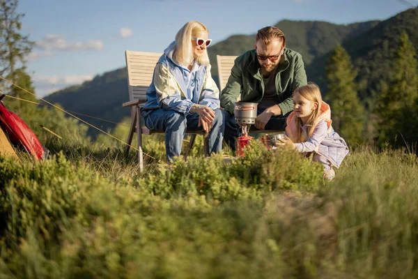年轻的高加索夫妇带着小女孩坐在椅子上悠闲自在地在山上旅行 自然快乐家庭假期的概念 — 图库照片