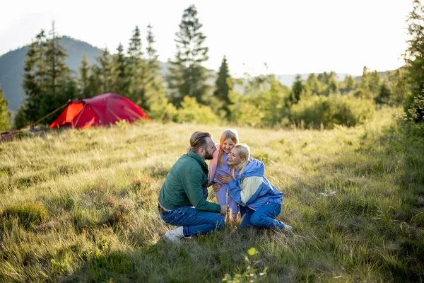 一对可爱的夫妇和小女孩在山上旅行时拥抱在一起的肖像 年轻的高加索人家庭在大自然上度过夏天 — 图库照片