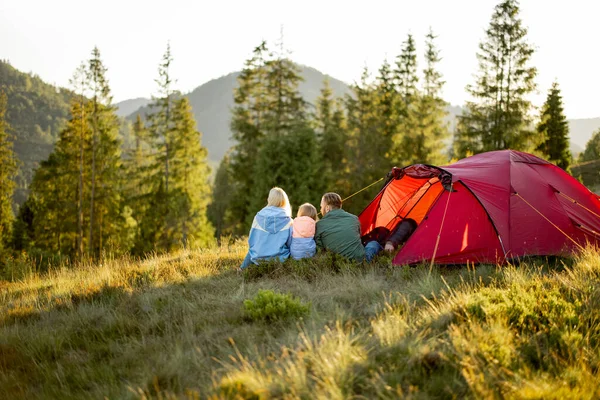 Famiglia Con Bambino Godere Una Splendida Vista Sulle Montagne Mentre — Foto Stock