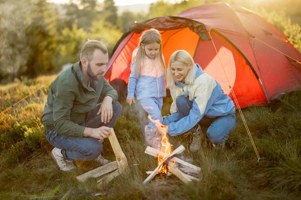 부부는 야영지의 모닥불 소녀와 자연에 텐트를 합니다 가족들은 등산을 — 스톡 사진