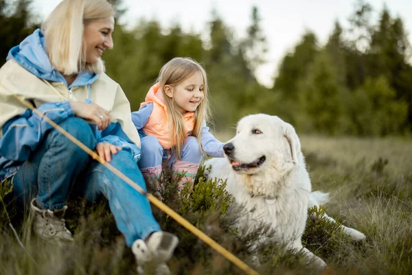 Young Woman Her Little Girl Dog Sit Together While Travel — Stock Photo, Image