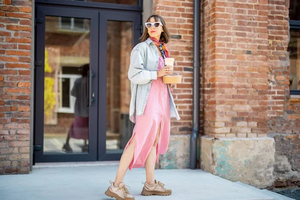 Young Stylish Woman Walks Coffee Cup Modern Office Building Outdoors — Foto de Stock