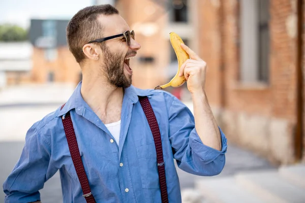 Retrato Hombre Negocios Con Estilo Extraño Sostiene Plátano Cerca Oreja —  Fotos de Stock