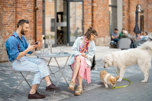 Snyggt Par Sitter Café Medan Hundar Leker Moderna Kontorsdistrikt Fritid — Stockfoto
