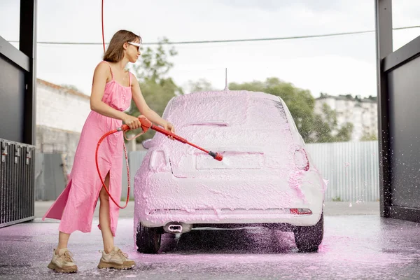 Mujer Joven Vestido Rosa Lavando Pequeño Coche Con Nano Espuma —  Fotos de Stock