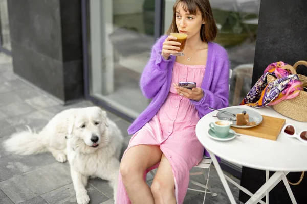 Genç Şık Bir Kadın Sevimli Köpeğiyle Bir Kafede Oturuyor Evcil — Stok fotoğraf