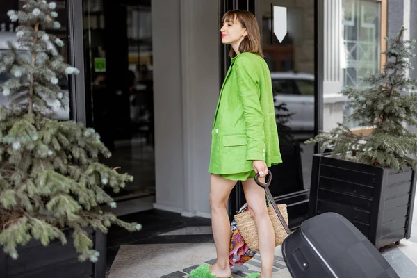 Lüks Otelin Kapısına Bavuluyla Giren Yeşil Kostümlü Şık Bir Kadını — Stok fotoğraf