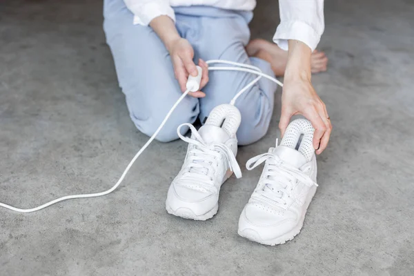 Frau Die Einen Elektrischen Trockner Ihre Weißen Turnschuhe Steckt Großaufnahme — Stockfoto