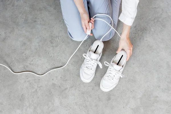 Frau Die Einen Elektrischen Trockner Ihre Weißen Turnschuhe Steckt Großaufnahme — Stockfoto