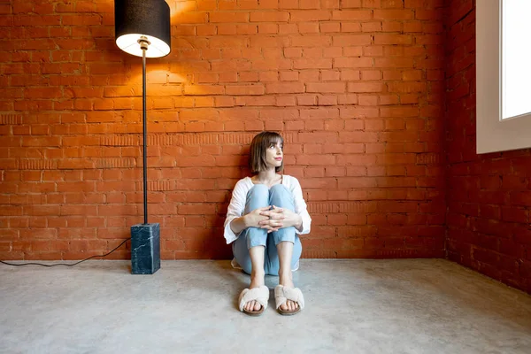 Wanita Muda Duduk Sendirian Lantai Ruang Kosong Dengan Lampu Lantai — Stok Foto