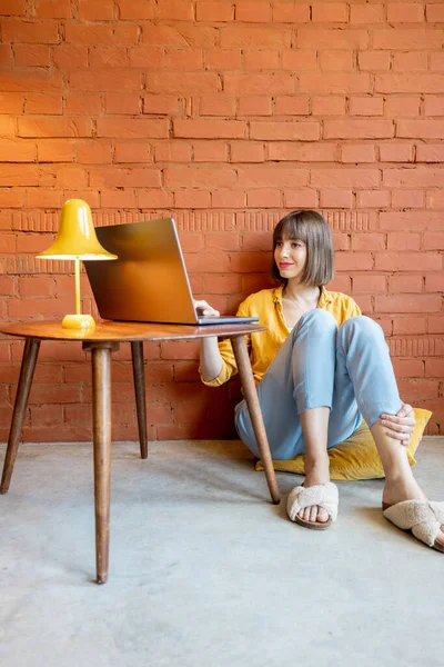 Mujer Joven Trabaja Ordenador Portátil Mientras Está Sentado Relajado Por — Foto de Stock