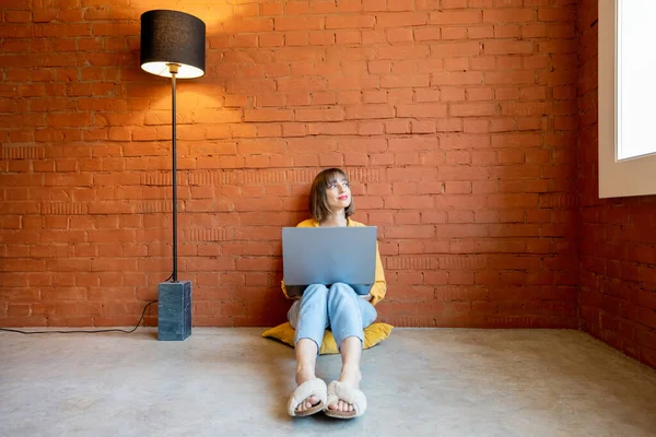 Ung Kvinna Arbetar Bärbar Dator Medan Sitter Avslappnad Vid Soffbordet — Stockfoto