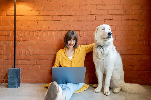 Ung Kvinna Som Arbetar Bärbar Dator Medan Hon Sitter Med — Stockfoto