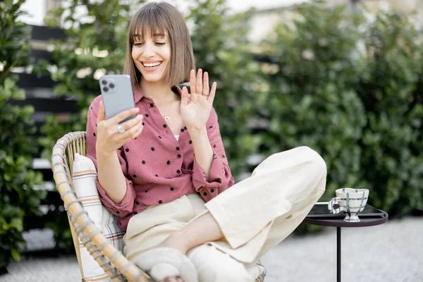 Mulher Nova Que Tem Chamada Vídeo Telefone Quando Sentada Relaxada — Fotografia de Stock