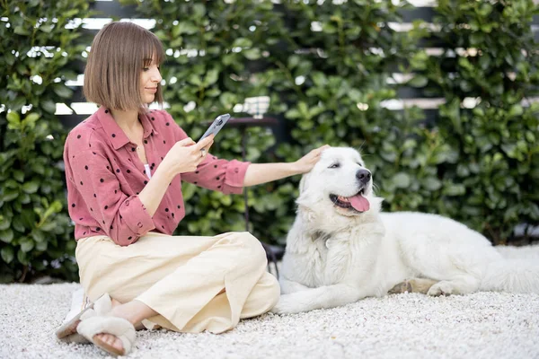 Young Woman Using Phone While Sitting Relaxed Her Huge White — Stock Photo, Image