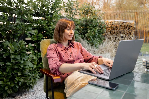 Young Woman Works Laptop Outdoor Workspace Garden Concept Remote Work — Stock Photo, Image