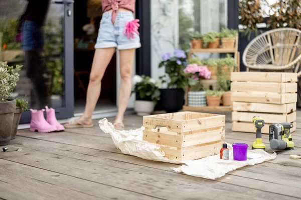 Mulher Pintando Caixas Madeira Terraço Sua Casa Conceito Diy Trabalho — Fotografia de Stock