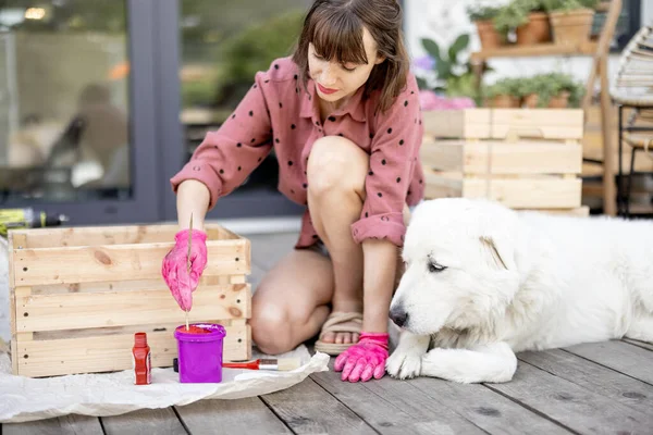 Young Woman Painting Wooden Box Pink Color Doing Housework While — Fotografia de Stock