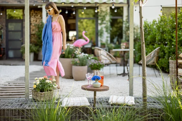 Beautiful Backyard Country House Young Woman Walks Background Spending Summertime — Stok fotoğraf