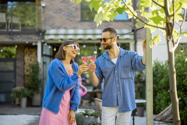 Young Stylish Couple Hang Out Together Have Drink While Standing — Stockfoto