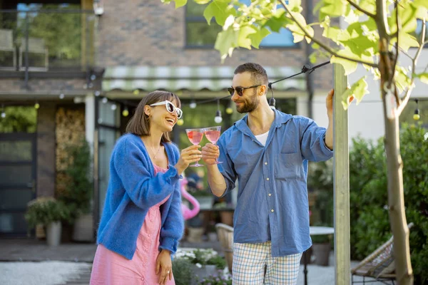 Jonge Stijlvolle Echtparen Hangen Samen Rond Drinken Wat Terwijl Hun — Stockfoto