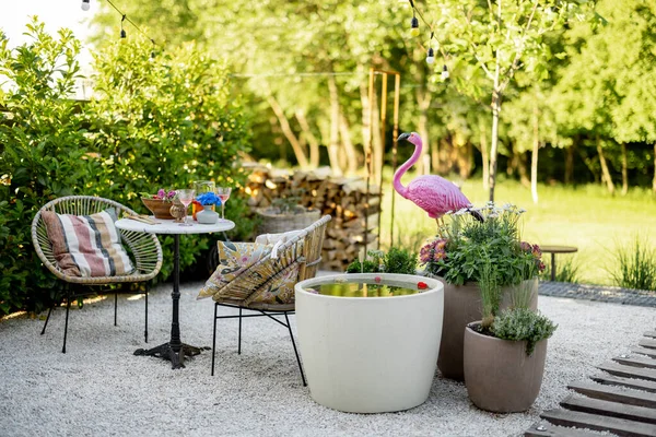 Vista Sobre Hermoso Acogedor Jardín Con Mesa Café Fuente Flamenco —  Fotos de Stock