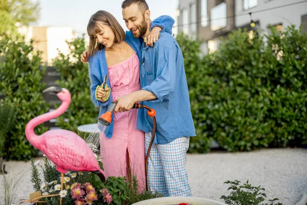 Preciosa Pareja Regando Flores Jardín Joven Familia Cuidar Las Plantas —  Fotos de Stock