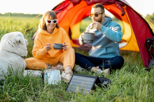 Casal Jovem Cozinhar Comida Passar Verão Com Cão Acampamento Campo — Fotografia de Stock