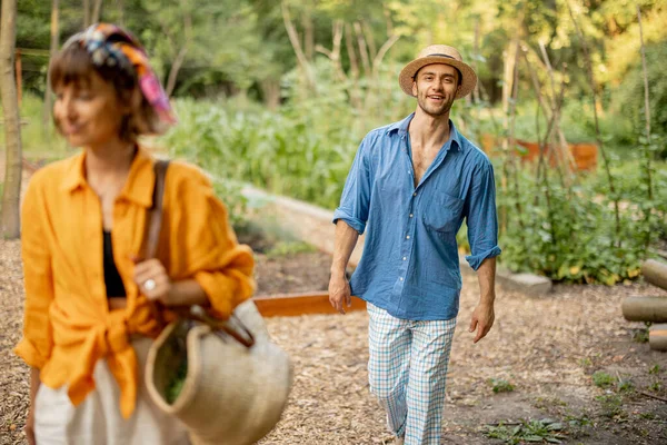 Счастливые Стильные Люди Ферме Концепция Здорового Образа Жизни Выращивания Здоровой — стоковое фото