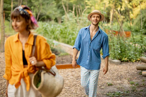 Gente Feliz Elegante Las Tierras Cultivo Concepto Estilo Vida Saludable —  Fotos de Stock